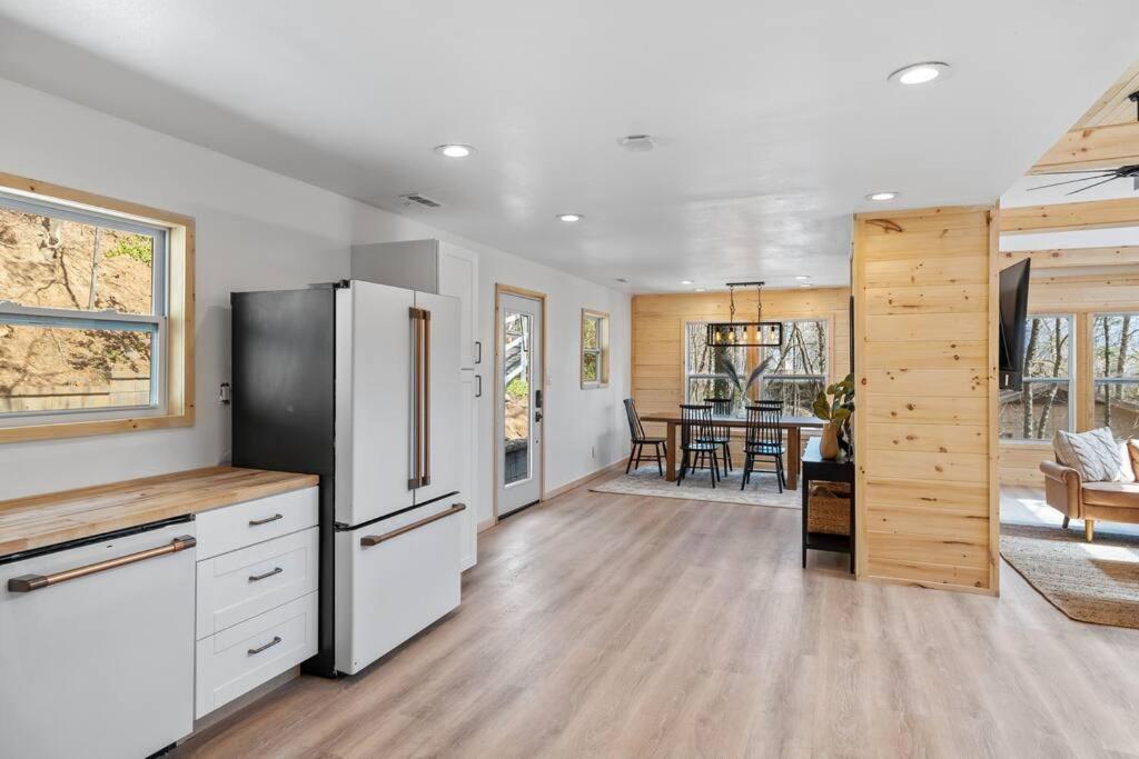 New! Modern Cabin With Two Decks, Bar & Game Room! Gatlinburg Kültér fotó