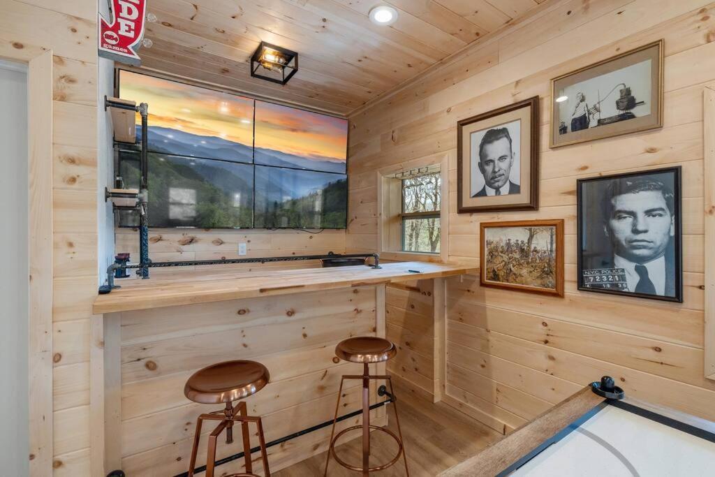 New! Modern Cabin With Two Decks, Bar & Game Room! Gatlinburg Kültér fotó